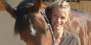 fille collée à un cheval
