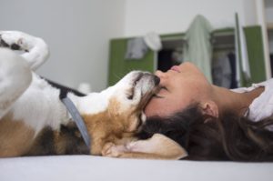 femme allongé tete contre tete de son chien