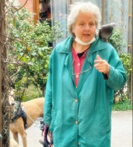 femme avec un pigeon sur l'épaule