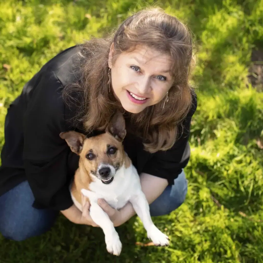 femme tenant un petit chien dans ses bras